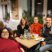 Gruppenfoto des neuen Vorstands: Yasemin Yilmaz (Co-Vorsitzende), Barbara Münzel (Beisitzerin), Anna Kaib (Co-Vorsitzende), Carl Veldman (Beisitzer)
